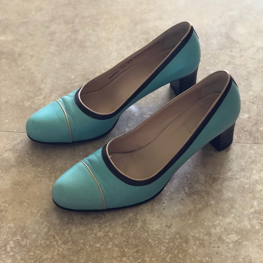 Beautiful Bally pumps in a gorgeous Tiffany blue!